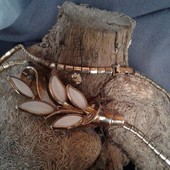 TRIFARI Vintage Necklace White Glass Set in Deep Gold Tone Metals - Picture 4 of 5